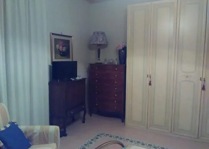 E: Living And Bedrooms * Rom